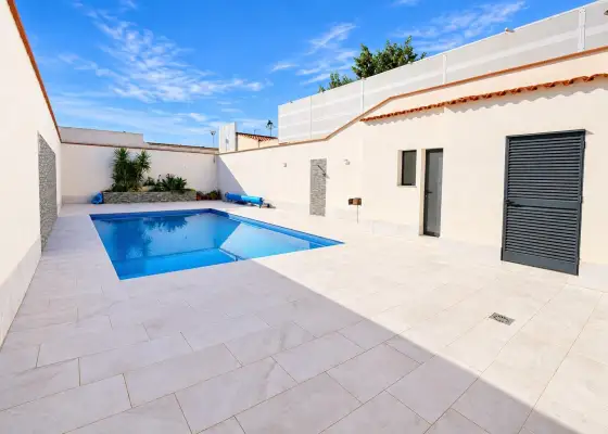 Chalet con piscina privada, dos dormitorios y zona exterior de ocio en Tomelloso