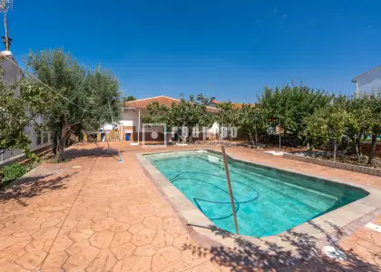 Chalet en venta en Calle de la Constitución, Distrito Único, Palomeque, Toledo en Palomeque
