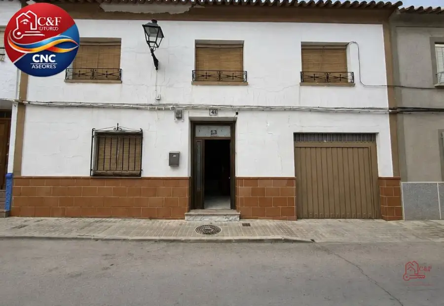 Chalet en venta en Campo De Criptana, Calle Fuente Del Caño, de 205 m2 con 4 dormitorios y 2 baños por 55.200 €, Ref. 0402 en Campo de Criptana