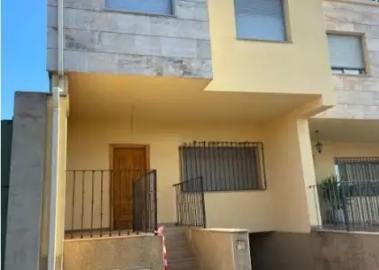 Chalet en venta en Villarrubia De Los Ojos, Calle El Alamillo, 24, de 254 m2 con 4 dormitorios, 3 baños, plaza de garaje, trastero y terraza por 105.000 €, Ref. 0414 en Villarrubia de los Ojos