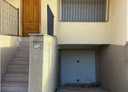 Chalet en venta en Villarrubia De Los Ojos, Calle El Alamillo, 24, de 254 m2 con 4 dormitorios, 3 baños, plaza de garaje, trastero y terraza por 105.000 €, Ref. 0414 en Villarrubia de los Ojos