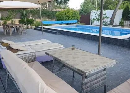 Chalet reformado totalmente amueblado con piscina y patio de 700 metros en Alcázar de San Juan