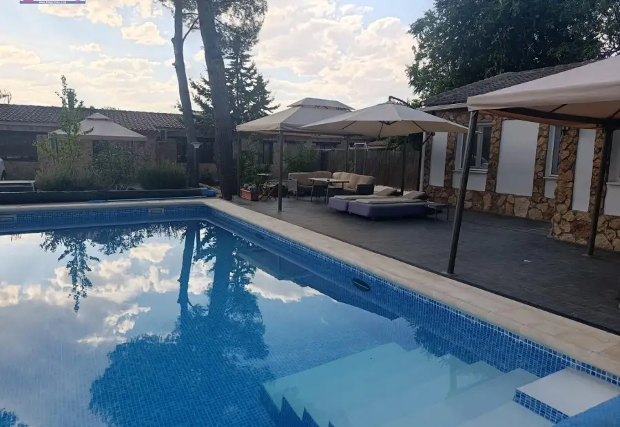 Chalet reformado totalmente amueblado con piscina y patio de 700 metros en Alcázar de San Juan