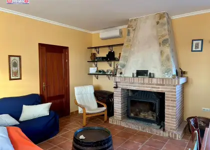 Chalet ubicado a 1km de Alameda de Cervera (Autovía) en dirección a Alcázar de San Juan, a 135 km de Madrid y a 15 km de Alcázar de San Juan ó Tomelloso en Alcázar de San Juan