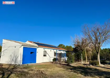 Chalet ubicado a 1km de Alameda de Cervera (Autovía) en dirección a Alcázar de San Juan, a 135 km de Madrid y a 15 km de Alcázar de San Juan ó Tomelloso en Alcázar de San Juan