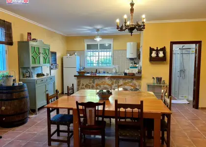 Chalet ubicado a 1km de Alameda de Cervera (Autovía) en dirección a Alcázar de San Juan, a 135 km de Madrid y a 15 km de Alcázar de San Juan ó Tomelloso en Alcázar de San Juan