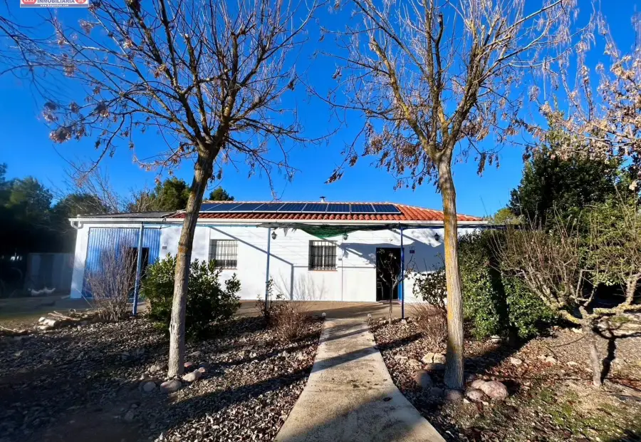 Chalet ubicado a 1km de Alameda de Cervera (Autovía) en dirección a Alcázar de San Juan, a 135 km de Madrid y a 15 km de Alcázar de San Juan ó Tomelloso en Alcázar de San Juan