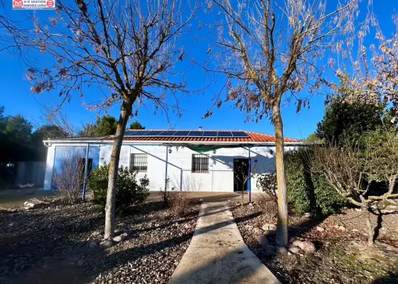 Chalet ubicado a 1km de Alameda de Cervera (Autovía) en dirección a Alcázar de San Juan, a 135 km de Madrid y a 15 km de Alcázar de San Juan ó Tomelloso en Alcázar de San Juan