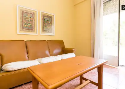 Cómoda habitación con armario independiente en el apartamento de 4 dormitorios, Realejo en Granada