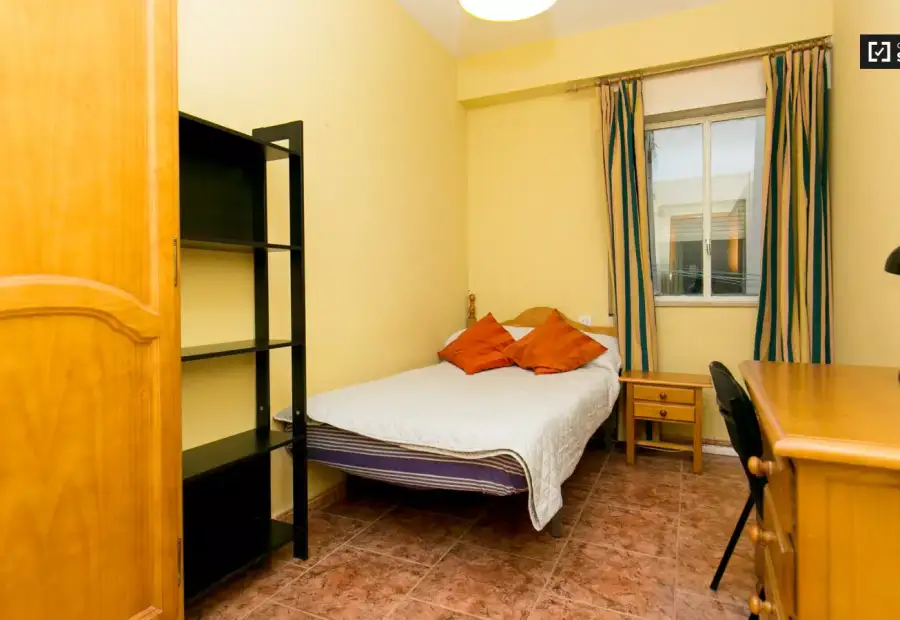 Cómoda habitación con armario independiente en el apartamento de 4 dormitorios, Realejo en Granada