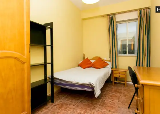 Cómoda habitación con armario independiente en el apartamento de 4 dormitorios, Realejo en Granada