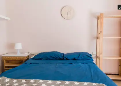Cómoda habitación con balcón en alquiler en apartamento de 3 dormitorios, Ciutat Vella en Valencia