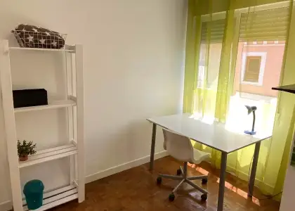 Cómoda habitación con balcón en alquiler en apartamento de 3 dormitorios, Ciutat Vella en Valencia