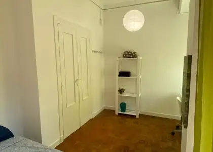 Cómoda habitación con balcón en alquiler en apartamento de 3 dormitorios, Ciutat Vella en Valencia