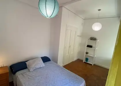 Cómoda habitación con balcón en alquiler en apartamento de 3 dormitorios, Ciutat Vella en Valencia