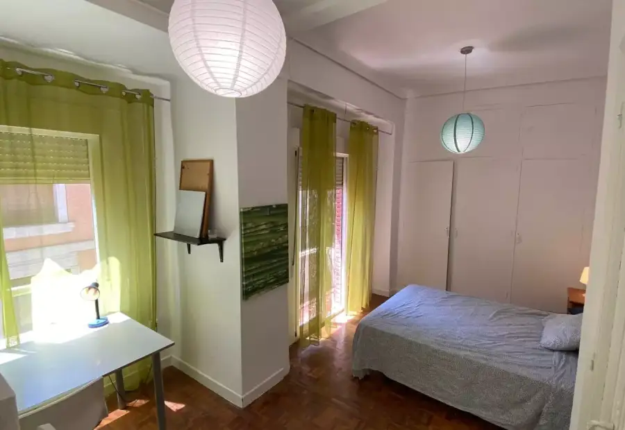 Cómoda habitación con balcón en alquiler en apartamento de 3 dormitorios, Ciutat Vella en Valencia