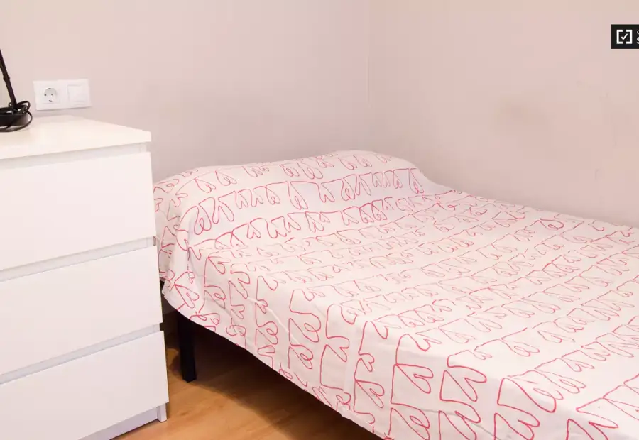 Cómoda habitación con cómoda en piso compartido, Ciutat Vella en Valencia