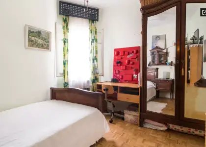 Cómoda habitación en apartamento de 2 dormitorios en Fuente del Berro en Madrid