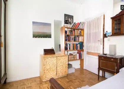 Cómoda habitación en apartamento de 2 dormitorios en Fuente del Berro en Madrid
