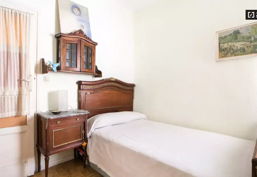 Cómoda habitación en apartamento de 2 dormitorios en Fuente del Berro en Madrid
