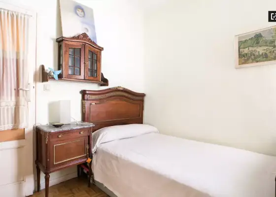 Cómoda habitación en apartamento de 2 dormitorios en Fuente del Berro en Madrid