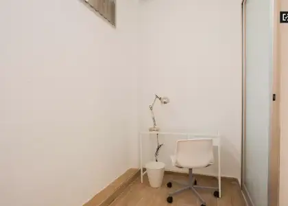 Encantadora habitación en un apartamento de 5 dormitorios en Camins al Grau en Valencia