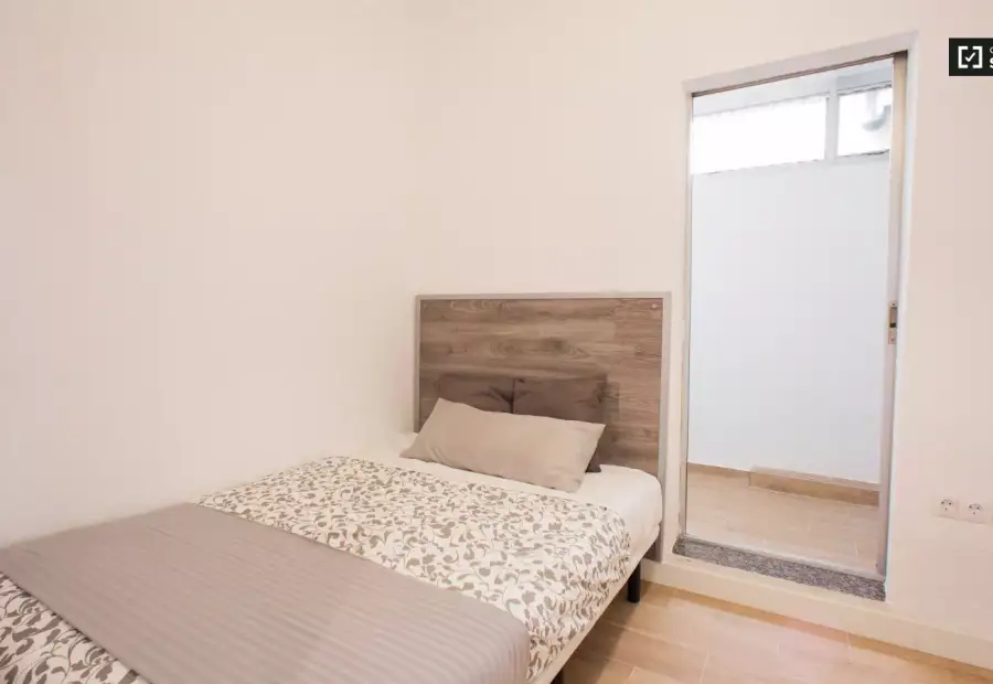 Encantadora habitación en un apartamento de 5 dormitorios en Camins al Grau en Valencia