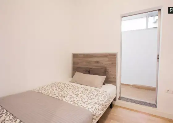 Encantadora habitación en un apartamento de 5 dormitorios en Camins al Grau en Valencia