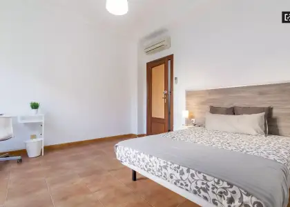 Encantadora habitación en un apartamento de 7 habitaciones, Ciutat Vella en Valencia