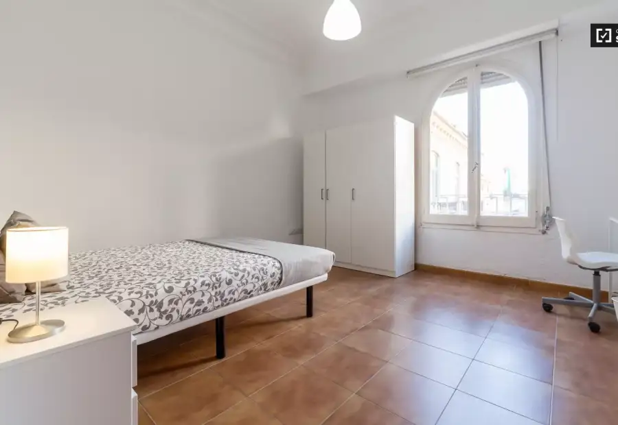 Encantadora habitación en un apartamento de 7 habitaciones, Ciutat Vella en Valencia
