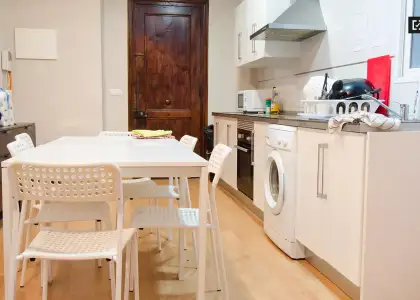 Enorme habitación con escritorio en el departamento compartido, Ciutat Vella en Valencia