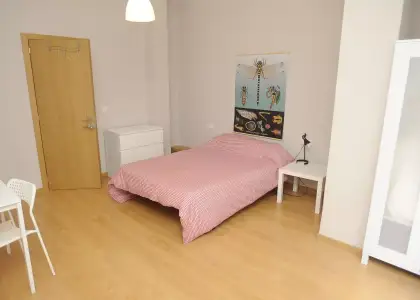 Enorme habitación con escritorio en el departamento compartido, Ciutat Vella en Valencia