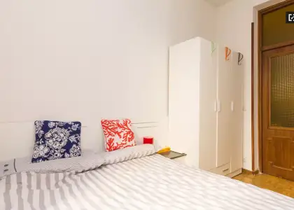 Enorme habitación con ventana con vista a la calle en piso compartido, Puerta del Sol en Madrid