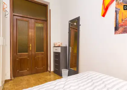 Enorme habitación con ventana con vista a la calle en piso compartido, Puerta del Sol en Madrid