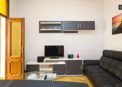 Enorme habitación con ventana con vista a la calle en piso compartido, Puerta del Sol en Madrid