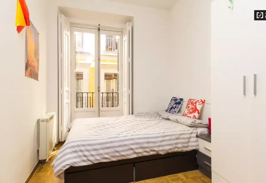 Enorme habitación con ventana con vista a la calle en piso compartido, Puerta del Sol en Madrid