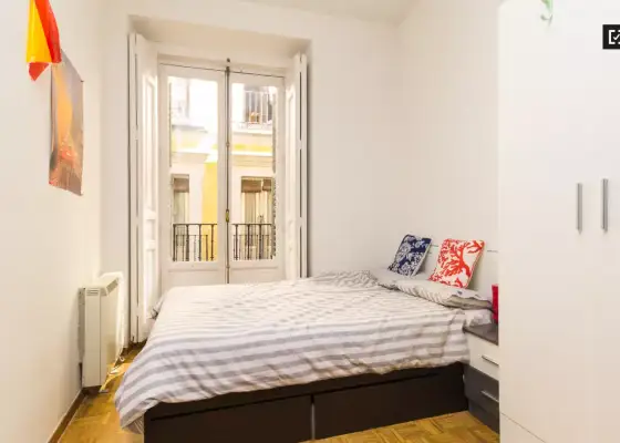 Enorme habitación con ventana con vista a la calle en piso compartido, Puerta del Sol en Madrid