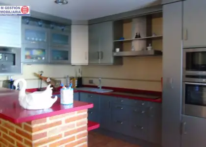 Excelente casa de nueva construccion que cuenta con dormitorio , baño ,amplio salon cocina ,garaje y patio y oytras dependencias en planta baja . En planta primera tres dormitorios baño y amplio s en Alcázar de San Juan