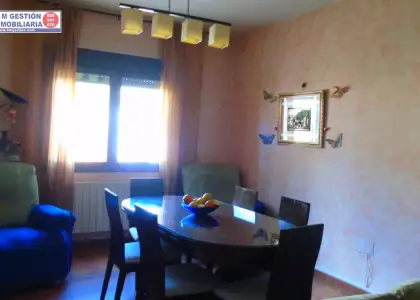 Excelente casa de nueva construccion que cuenta con dormitorio , baño ,amplio salon cocina ,garaje y patio y oytras dependencias en planta baja . En planta primera tres dormitorios baño y amplio s en Alcázar de San Juan