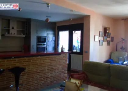 Excelente casa de nueva construccion que cuenta con dormitorio , baño ,amplio salon cocina ,garaje y patio y oytras dependencias en planta baja . En planta primera tres dormitorios baño y amplio s en Alcázar de San Juan