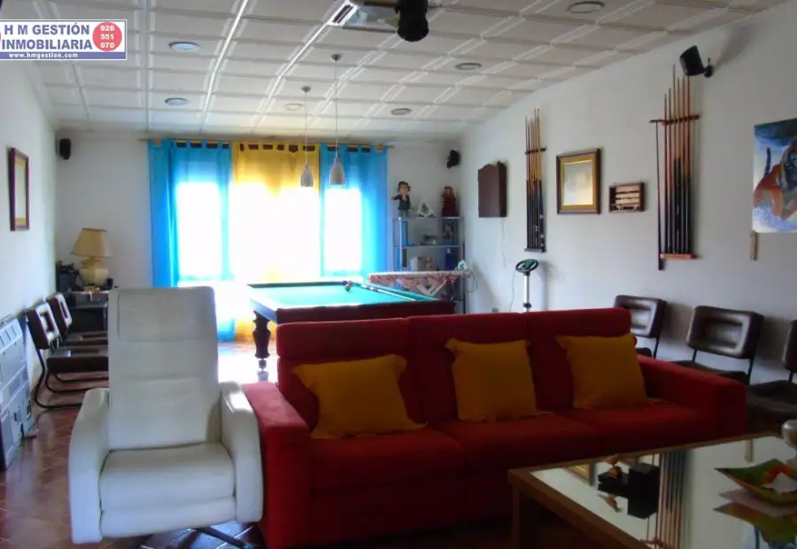 Excelente casa de nueva construccion que cuenta con dormitorio , baño ,amplio salon cocina ,garaje y patio y oytras dependencias en planta baja . En planta primera tres dormitorios baño y amplio s en Alcázar de San Juan