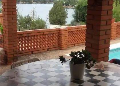 Excelente chalet, con piscina, jardín y con unas vistas espectaculares a la laguna en Ruidera