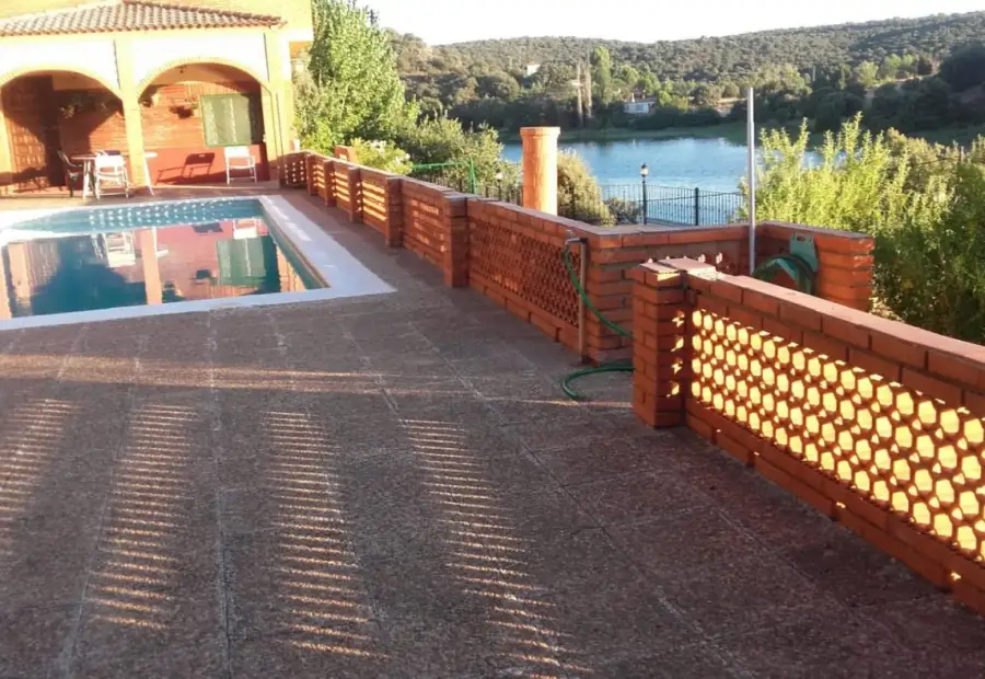 Excelente chalet, con piscina, jardín y con unas vistas espectaculares a la laguna en Ruidera
