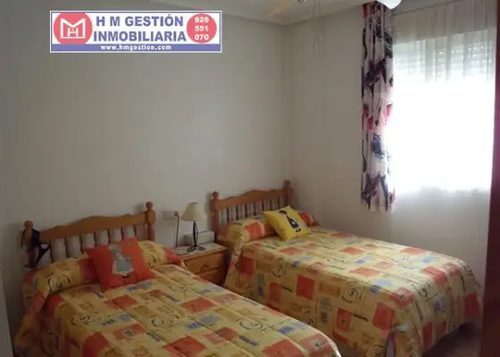 Excelente vivienda de tres dormitorios y dos baños en Torrevieja, a cien metros de la playa. El edificio es de solo diez vecinos, la vivienda se entrega amueblada y con elecrtodomésticos. Precio neg en Torrevieja