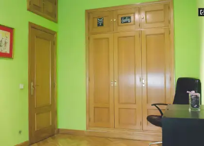 Gran habitación con escritorio en piso de 4 habitaciones, Moncloa en Madrid
