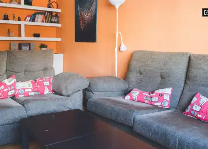 Gran habitación con escritorio en piso de 4 habitaciones, Moncloa en Madrid