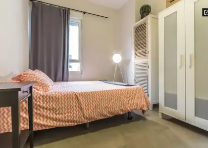 Gran habitación con estanterías en piso compartido, Ciutat Vella en Valencia