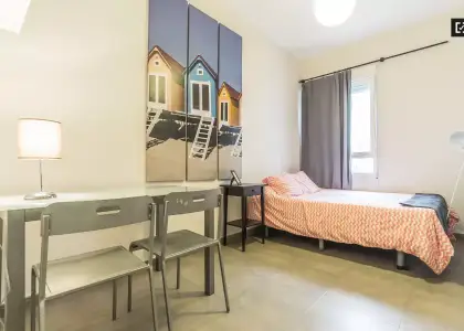 Gran habitación con estanterías en piso compartido, Ciutat Vella en Valencia