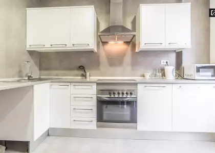 Gran habitación con estanterías en piso compartido, Ciutat Vella en Valencia