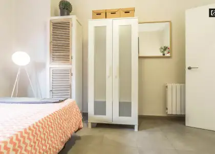 Gran habitación con estanterías en piso compartido, Ciutat Vella en Valencia